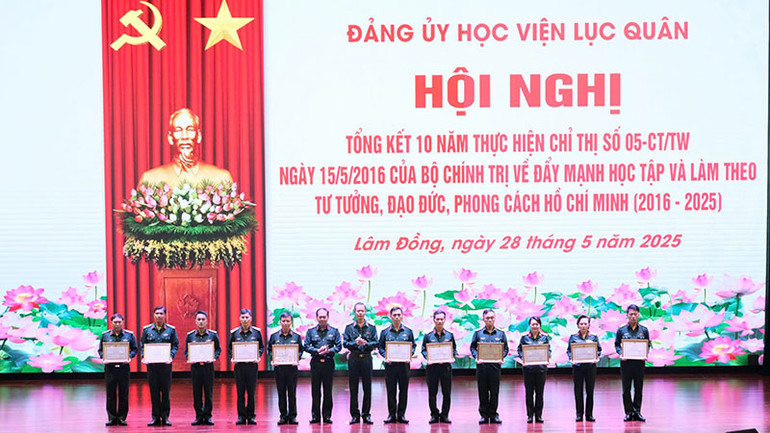 Đảng ủy Học viện Lục quân tặng bằng khen cho các tập thể, cá nhân có thành tích xuất sắc và thành tích tốt trong 10 năm thực hiện Chỉ thị số 05.