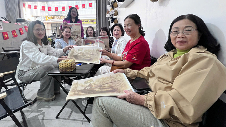 Cán bộ hưu trí tại thành phố Đà Lạt đón nhận ấn bản phụ san đặc biệt của Báo Nhân Dân. Cán bộ hưu trí tại thành phố Đà Lạt đón nhận ấn bản phụ san đặc biệt của Báo Nhân Dân.