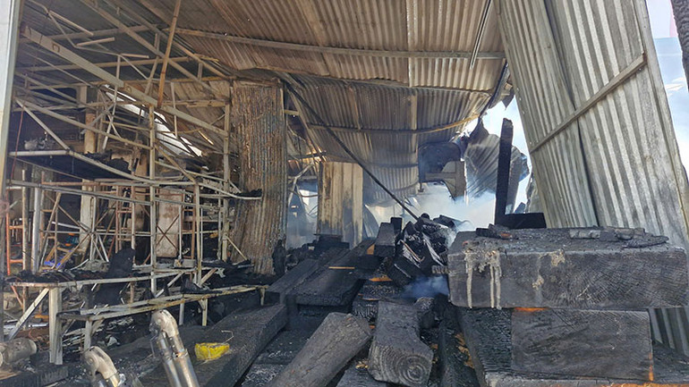 Xưởng gỗ rộng hàng trăm mét vuông bị thiêu rụi hoàn toàn.