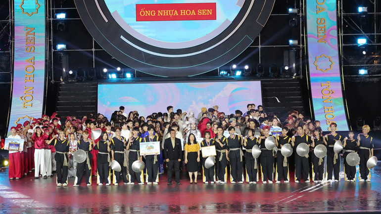 Ban tổ chức trao giải cho các đội dự thi.