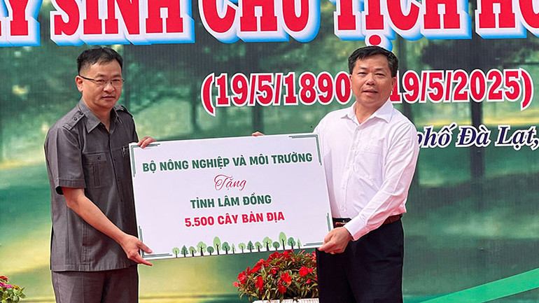 Chủ tịch Ủy ban nhân dân thành phố Đà Lạt Đặng Quang Tú nhận biểu trưng cây giống do Bộ Nông nghiệp và Môi trường trao tặng. Chủ tịch Ủy ban nhân dân thành phố Đà Lạt Đặng Quang Tú nhận biểu trưng cây giống do Bộ Nông nghiệp và Môi trường trao tặng.
