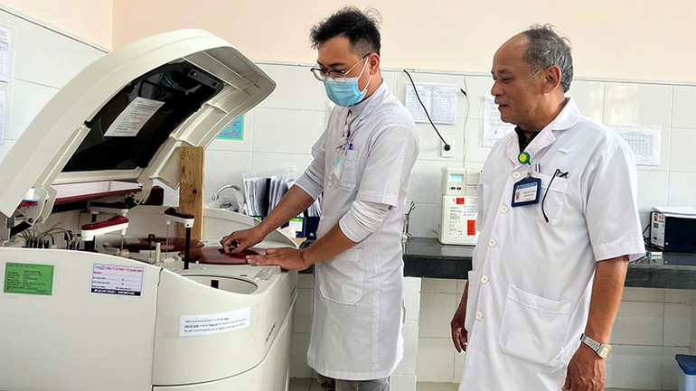 Xét nghiệm bệnh sởi tại Bệnh viện Nhi Lâm Đồng.