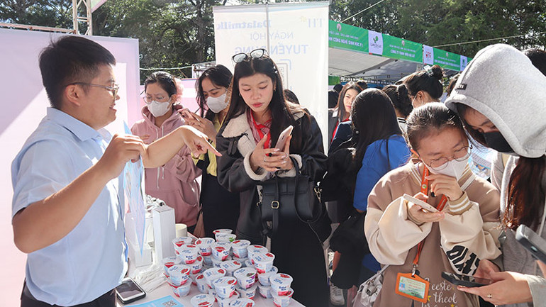 Các doanh nghiệp giới thiệu, tư vấn vị trí việc làm cho sinh viên Trường đại học Đà Lạt tại “Ngày hội việc làm”.