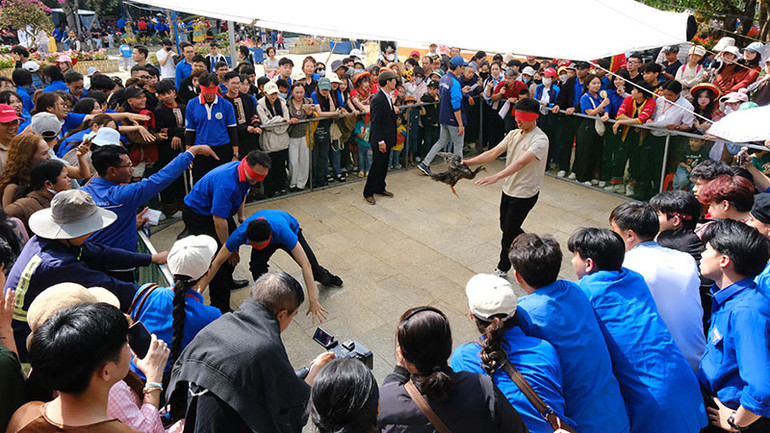 Các trò chơi dân gian thu hút đông đảo người dân và du khách tham gia, nhất là giới trẻ.