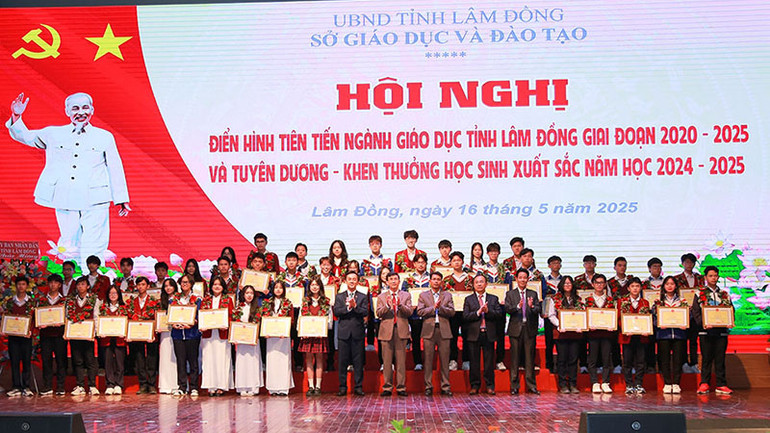 Sở Giáo dục và Đào tạo tỉnh Lâm Đồng trao Bằng khen của Bộ Giáo dục và Đào tạo cho học sinh giỏi quốc gia.