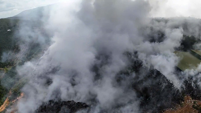 Bãi rác Gung Ré cháy khiến cuộc sống của người dân 2 thôn Hàng Hải và Hàng Làng bị ảnh hưởng nghiêm trọng. Bãi rác Gung Ré cháy khiến cuộc sống của người dân 2 thôn Hàng Hải và Hàng Làng bị ảnh hưởng nghiêm trọng.