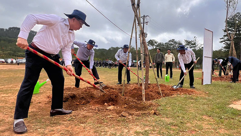 Lãnh đạo Bộ Nông nghiệp và Môi trường cùng lãnh đạo tỉnh Lâm Đồng tham gia trồng cây tại buổi lễ. Lãnh đạo Bộ Nông nghiệp và Môi trường cùng lãnh đạo tỉnh Lâm Đồng tham gia trồng cây tại buổi lễ.