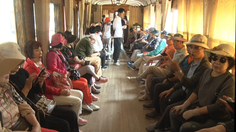 Du khách Hàn Quốc trên chuyến tàu du lịch Đà Lạt-Trại Mát.