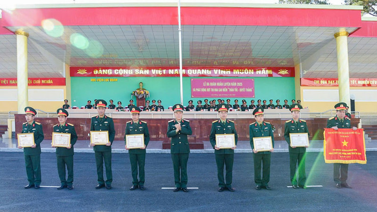 Giám đốc Học viện, thừa ủy quyền của Thủ tướng Chính phủ và Quân ủy Trung ương, Bộ Quốc phòng trao thưởng cho các tập thể, cá nhân.