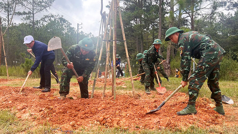 Lực lượng vũ trang trồng cây tại buổi lễ. Lực lượng vũ trang trồng cây tại buổi lễ.