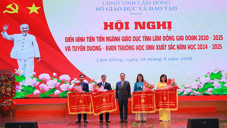 Lãnh đạo tỉnh Lâm Đồng trao Cờ thi đua Chính phủ cho các tập thể.