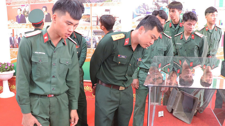 Các chiến sĩ tham quan triển lãm.