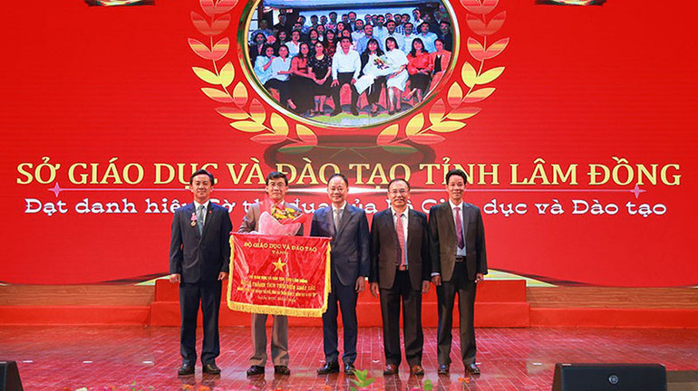 Lãnh đạo tỉnh Lâm Đồng trao Cờ thi đua của Bộ Giáo dục và Đào tạo cho Sở Giáo dục và Đào tạo tỉnh Lâm Đồng.