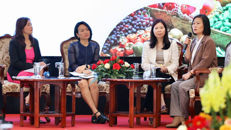 Các đại biểu trao đổi, chia sẻ kinh nghiệm tại hội thảo.