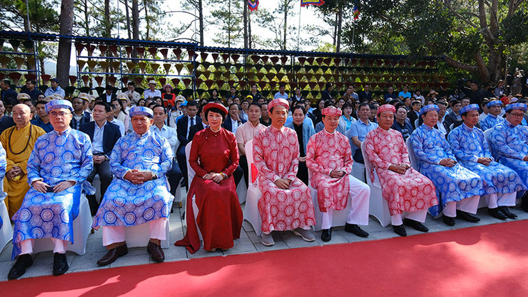 Đại biểu tham dự lễ.