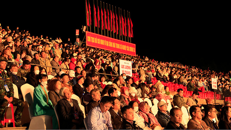 Đông đảo người dân và du khách tham dự Lễ kỷ niệm 50 năm Ngày Giải phóng Lâm Đồng.