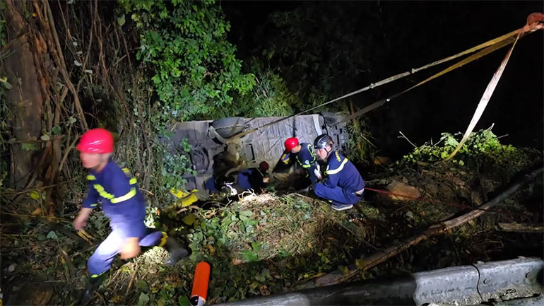 Lực lượng cứu hộ nỗ lực tiếp cận hiện trường.