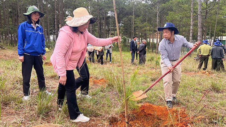 Cán bộ, công chức và người dân trồng cây tại buổi lễ. Cán bộ, công chức và người dân trồng cây tại buổi lễ.