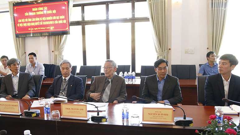 Các đại biểu lắng nghe ý kiến chỉ đạo của đồng chí Phó Chủ tịch Quốc hội Nguyễn Đức Hải.