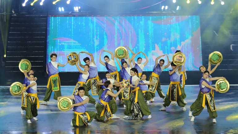 Nhóm REMIX ONE CREW trên sân khấu.