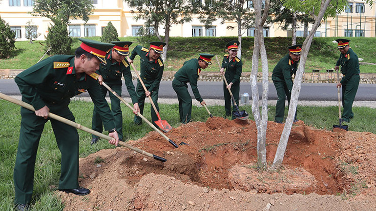 Thủ trưởng, cán bộ, giảng viên Học viện Lục quân trồng cây sau lễ phát động.