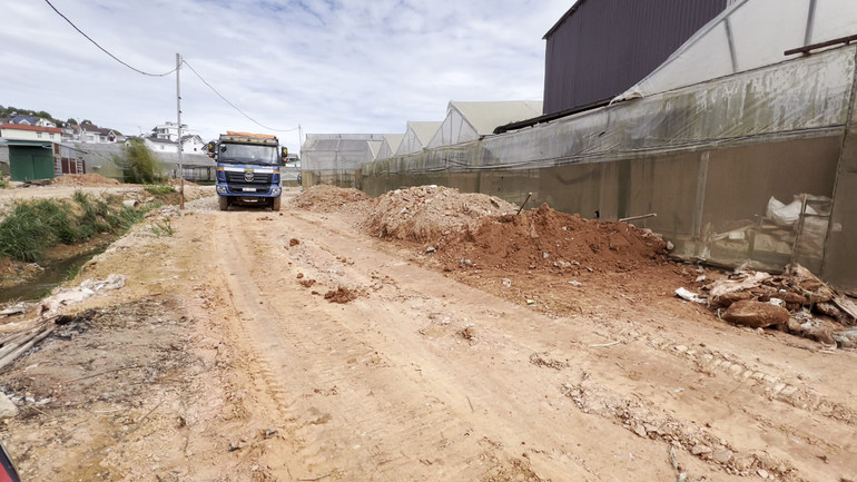 Đơn vị thi công đang khẩn trương thi công hoàn thiện tuyến đường ven suối Mai Xuân Thưởng, phường 8, thành phố Đà Lạt.