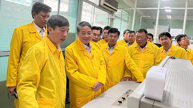 Phó Chủ tịch Quốc hội Nguyễn Đức Hải và đoàn công tác tham quan, tìm hiểu Lò phản ứng hạt nhân.