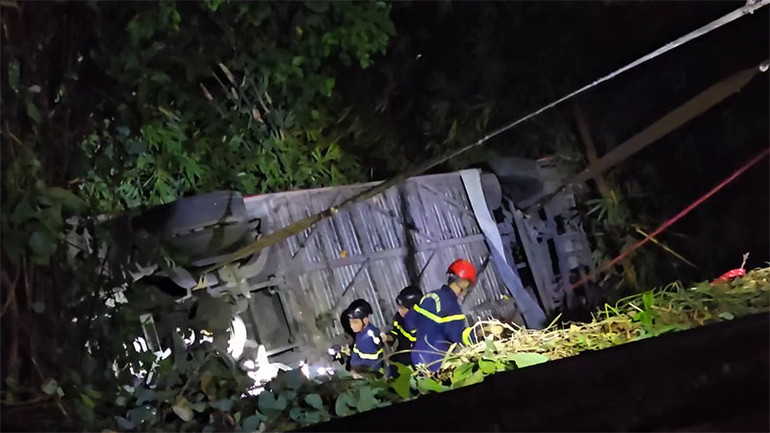 Lực lượng chức năng có mặt tại hiện trường giải cứu người bị nạn.