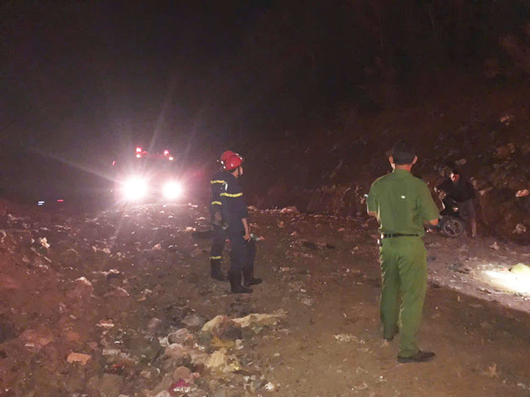 Lực lượng chức năng đã cơ bản khống chế được đám cháy, không còn nguy cơ cháy lan, nhưng cột khói bụi từ đám cháy vẫn bốc cao hàng chục mét.