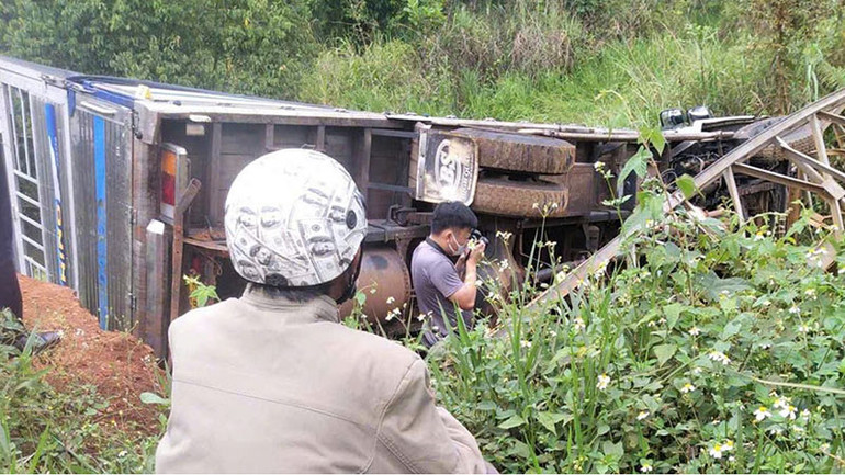 Cơ quan chức năng khám nghiệm hiện trường vụ sập cầu.