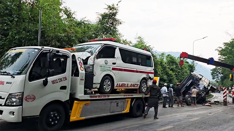 Lực lượng chức năng triển khai công tác cứu hộ, giải phóng hiện trường vụ tai nạn.