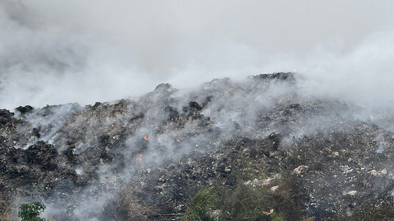 Bãi rác Gung Ré cháy khiến mùi hôi thối, khói bụi lan rộng trong bán kính khoảng 5 km. Bãi rác Gung Ré cháy khiến mùi hôi thối, khói bụi lan rộng trong bán kính khoảng 5 km.