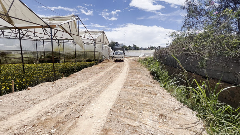 Con đường dài hơn 500m dọc con suối Vạn Kiếp, tổ dân phố Hà Đông 2, phường 8 đã hoàn thành, nhờ phong trào hiến đất của người dân.