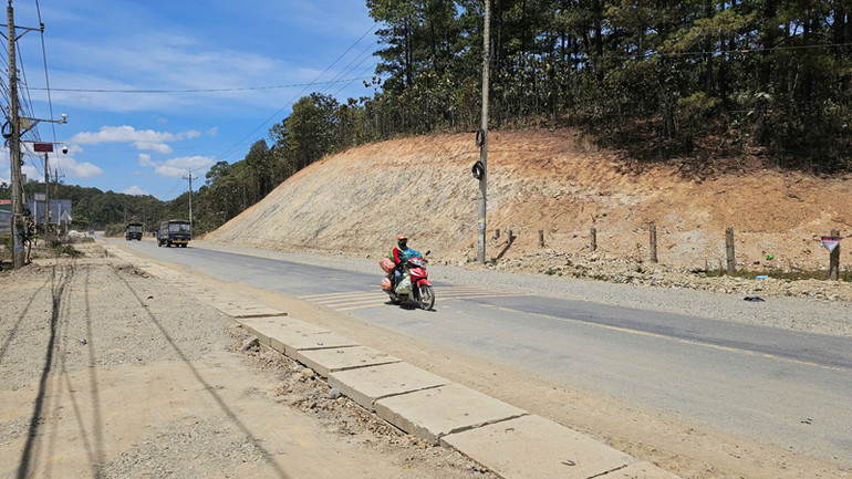 Một đoạn đường quốc lộ 28B được nâng cấp, mở rộng. Một đoạn đường quốc lộ 28B được nâng cấp, mở rộng.