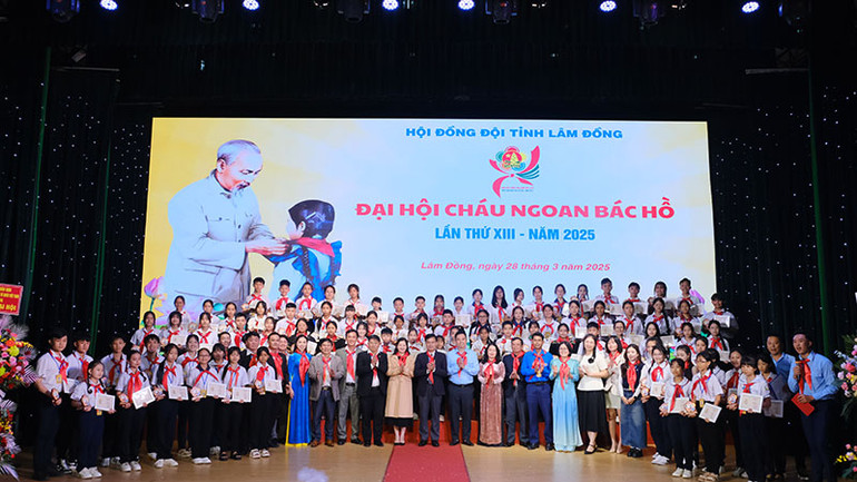 Các đại biểu cùng 84 thiếu nhi tiêu biểu đạt danh hiệu Cháu ngoan Bác Hồ.