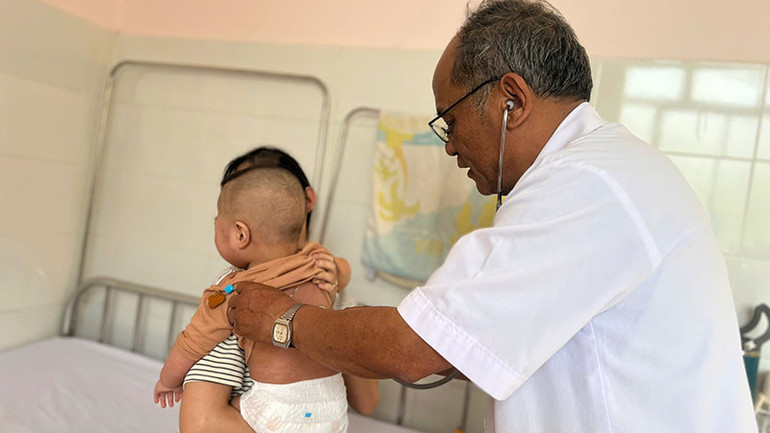 Thăm khám cho bệnh nhi mắc bệnh sởi tại Bệnh viện Nhi Lâm Đồng.