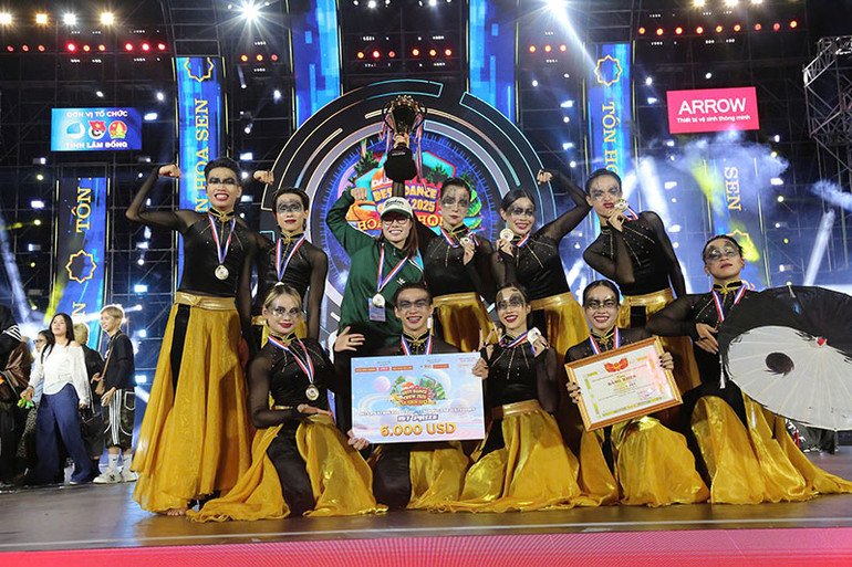 Nhóm F.E.D CREW đạt giải quán quân Dalat Best Dance Crew 2025 - Hoa Sen Home International Cup.