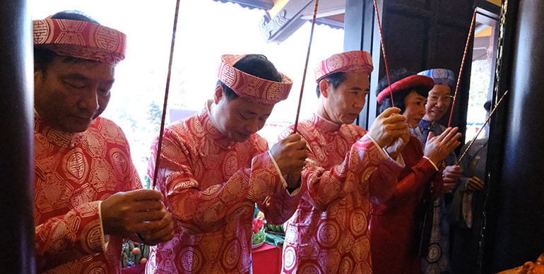 Lãnh đạo tỉnh Lâm Đồng dâng hương lên bàn thờ Quốc Tổ.