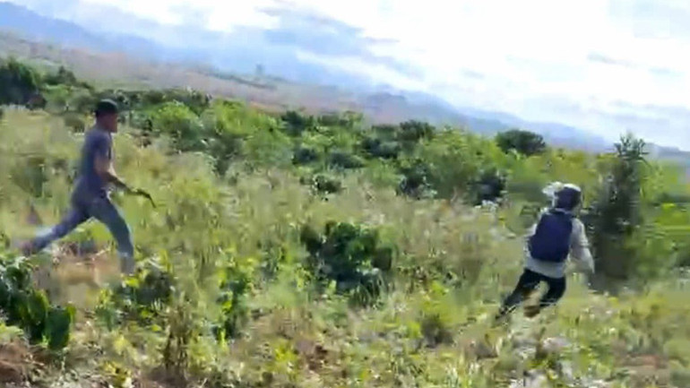 Phan Trọng Cường cầm dao rượt đuổi công nhân Công ty nhôm Lâm Đồng. Phan Trọng Cường cầm dao rượt đuổi công nhân Công ty nhôm Lâm Đồng.