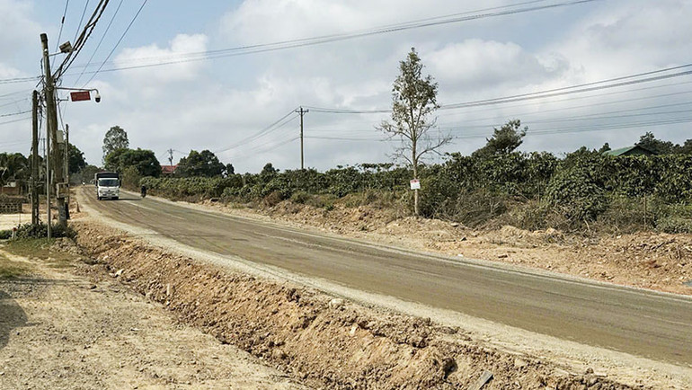 Một số công trình hạ tầng kỹ thuật, đường dây điện trung thế, hạ thế, trụ điện viễn thông và các cây xanh nằm trong phạm vi mở rộng nền đường, mặt đường.