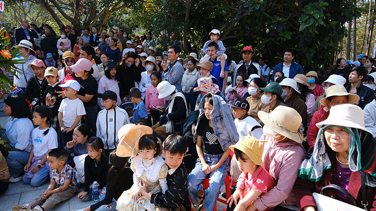 Nhân dân và du khách tham dự lễ.