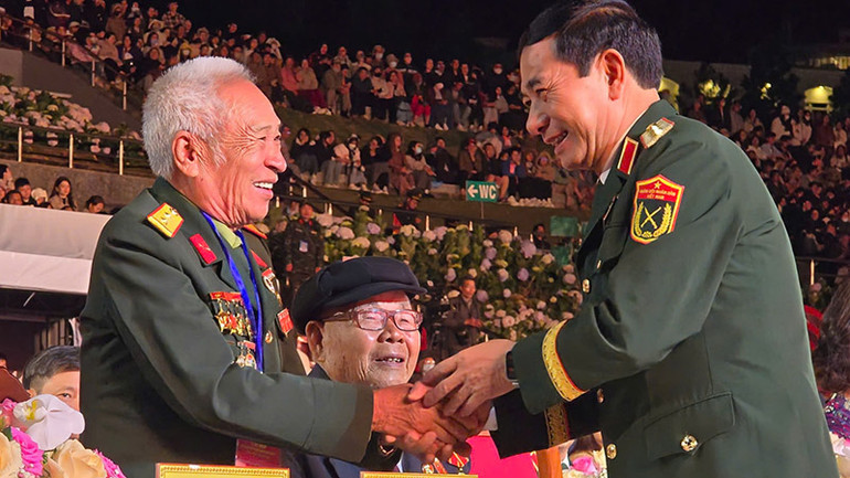 Đại tướng Phan Văn Giang bắt tay Anh hùng Lực lượng vũ trang nhân dân.