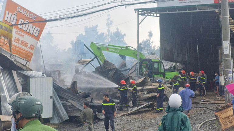Đội Cảnh sát Phòng cháy chữa cháy-Cứu hộ cứu nạn Khu vực 3 phối hợp lực lượng chữa cháy tại chỗ khẩn trương dập lửa.