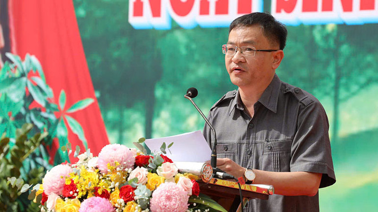 Chủ tịch Ủy ban nhân dân thành phố Đà Lạt Đặng Quang Tú phát biểu tại Lễ phát động trồng cây. Chủ tịch Ủy ban nhân dân thành phố Đà Lạt Đặng Quang Tú phát biểu tại Lễ phát động trồng cây.