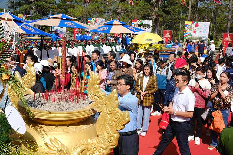 Các tầng lớp nhân dân và du khách dâng hương trước bàn thờ Quốc Tổ.