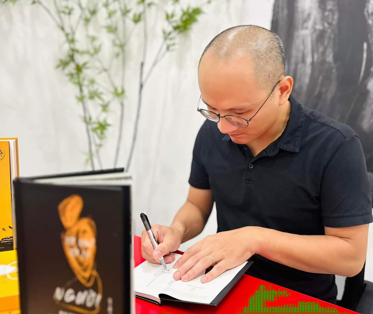 Nhà báo Phan Đăng ký sách cho bạn đọc.