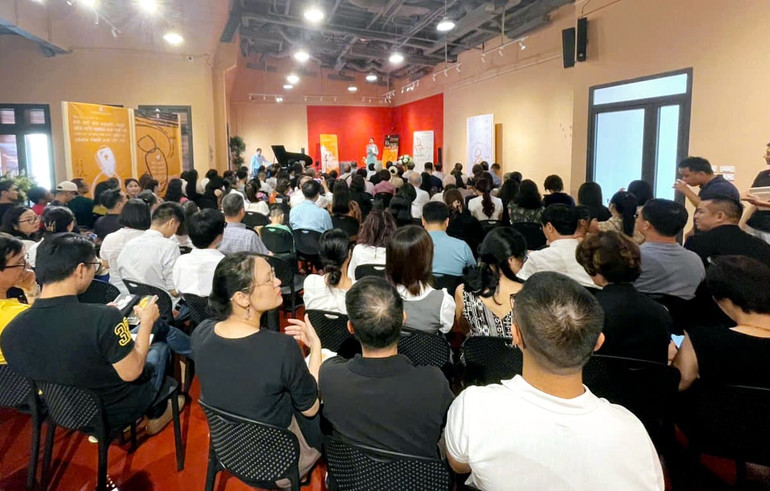 Sự kiện thu hút đông đảo công chúng yêu văn chương.