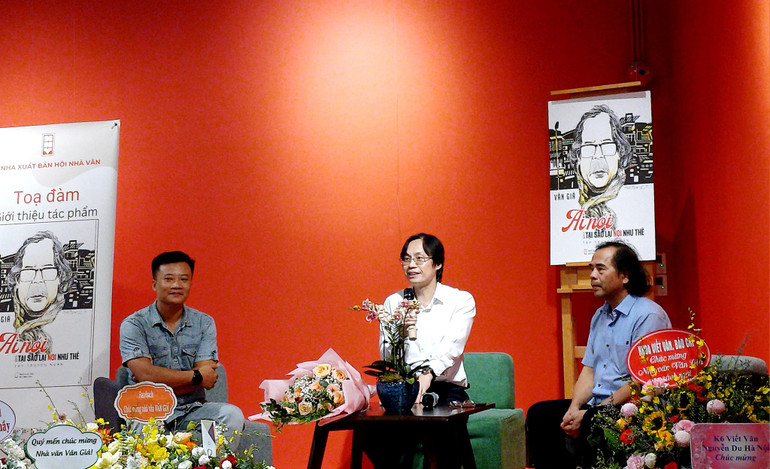 PGS,TS Phùng Gia Thế (giữa) phân tích rất kỹ lưỡng tập truyện ngắn.