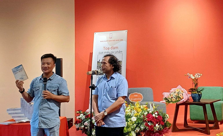 Nhà phê bình văn học Mai Anh Tuấn (trái) đảm nhận vai trò dẫn dắt tọa đàm.