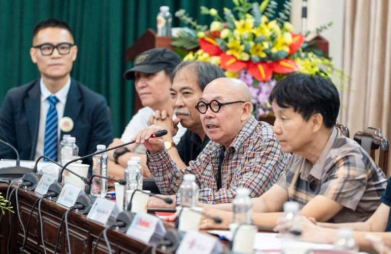 Các văn nghệ sĩ nổi tiếng ủng hộ họa sĩ trẻ với đam mê sơn mài.